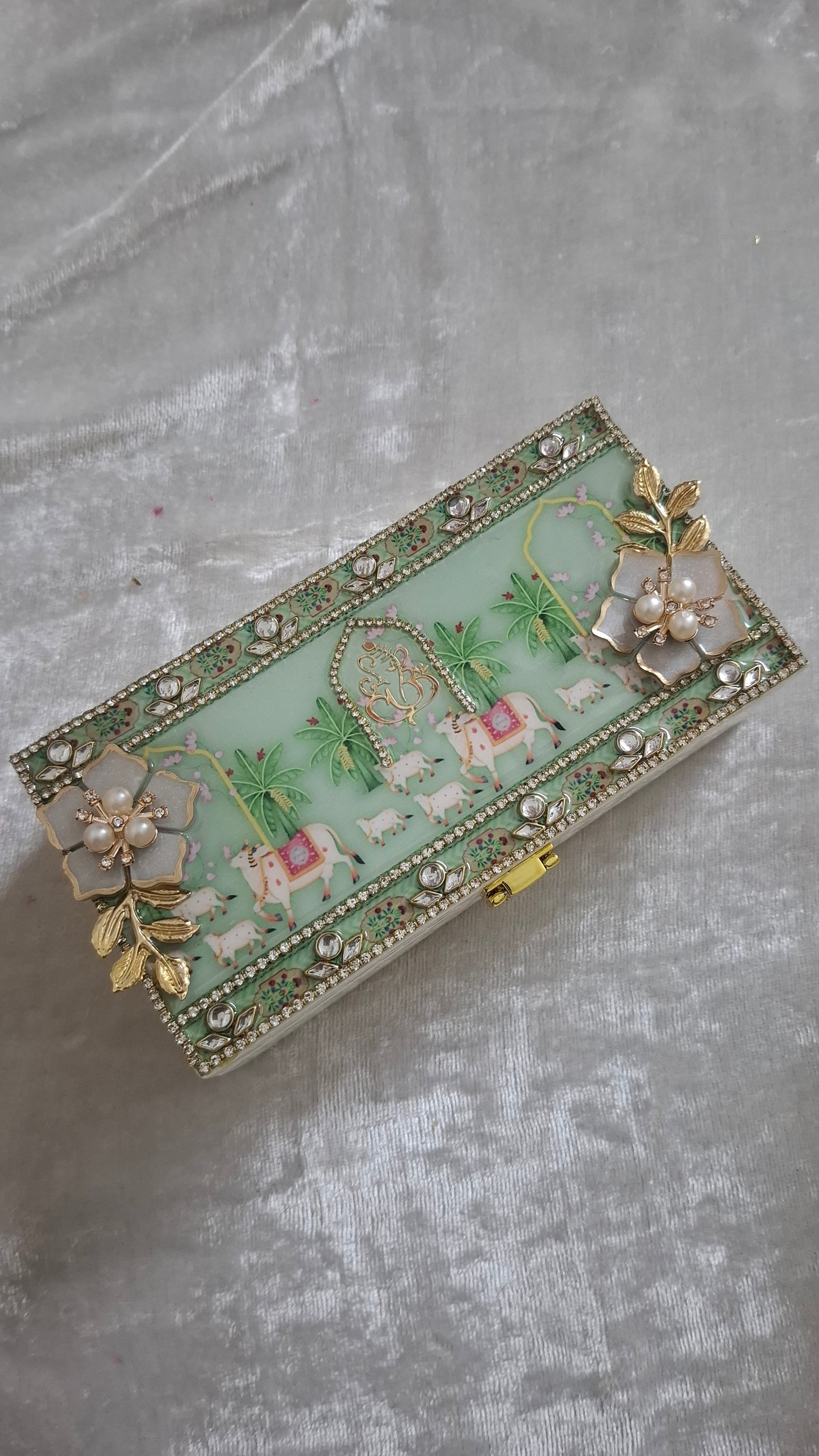 Gaddi /gift box ( green pichwai)
